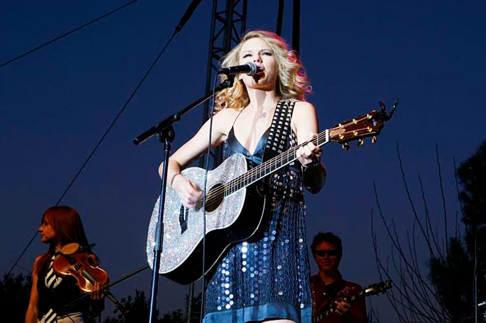 Corona Ranch Performance By Taylor Swift